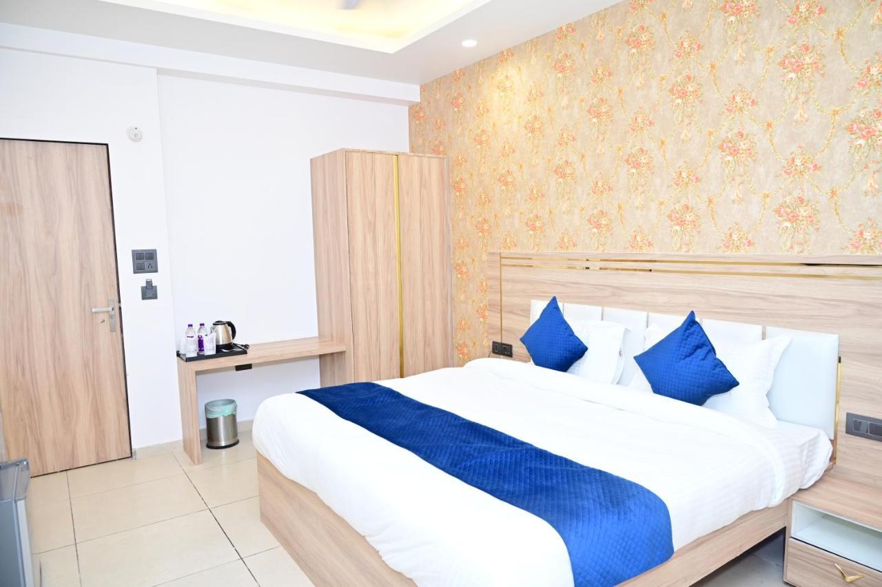 The Dwelling Inn Greater Noida Extérieur photo