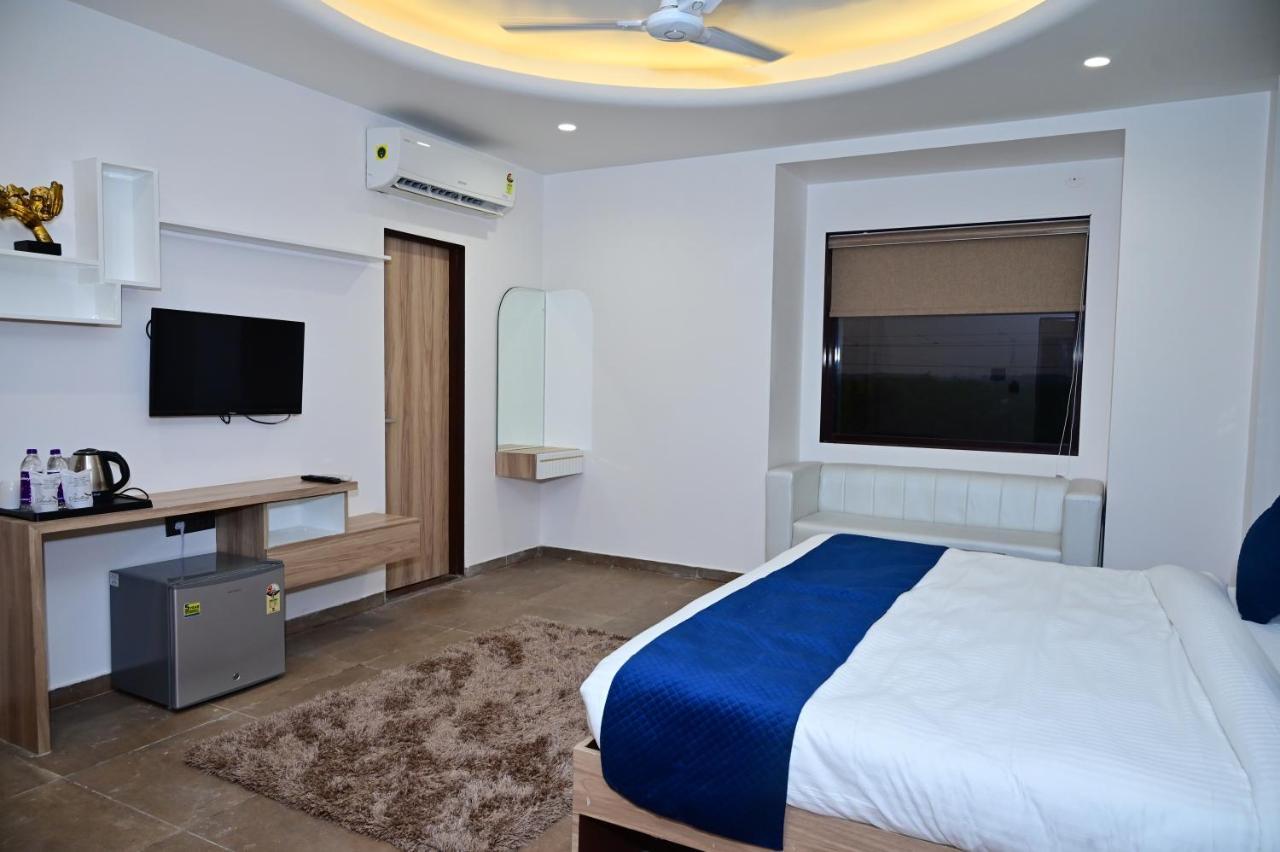 The Dwelling Inn Greater Noida Extérieur photo